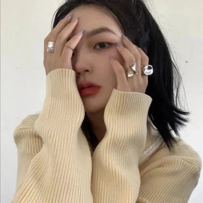 穿黄睡衣的女孩